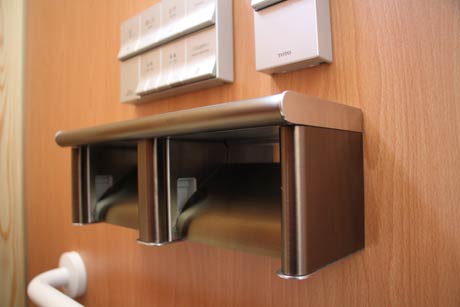 ステンレスの発色加工でゴールドに色付けしたヨシカワのトイレットペーパーホルダー