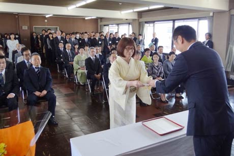 三条市の退職者辞令交付式