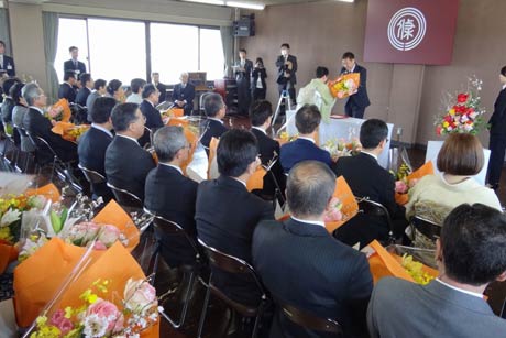  三条市の退職者辞令交付式