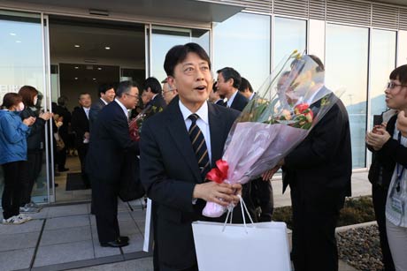 庁舎を出る退職者