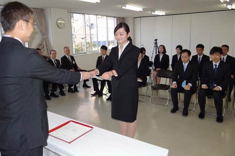 三条市の新採用職員辞令交付式