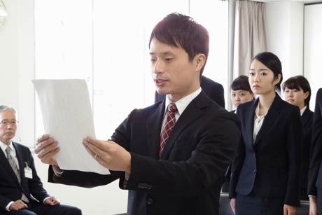 新採用代表で「服務の宣誓」を読み上げる田村さん