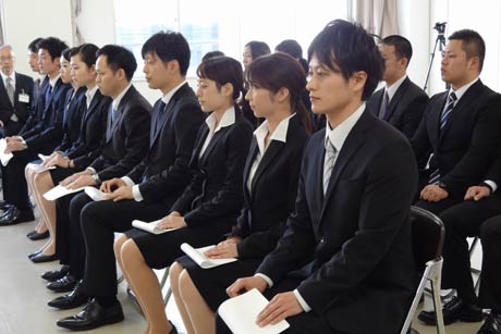 背筋伸ばして席を並べる新採用職員