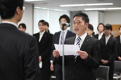 新採用職員代表で決意の言葉を述べる総務課に配属された今井さん