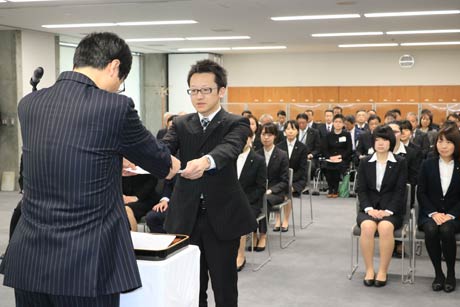 新採用職員一人ひとり鈴木市長から辞令書を手渡す