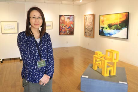 「ギャラリーみつけ」で開かれている「ぼくらの先生展-見附高校歴代美術教員6人展」