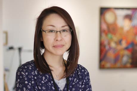 作品展の中心となった元見附高校美術教諭で銅版画作家の小沼さん