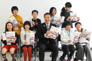 国定市長を囲んで記念写真を撮る子ども記者