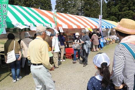 テントに8者が出店