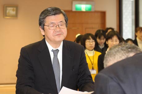 小林村長から辞令書を受け取る青木副村長
