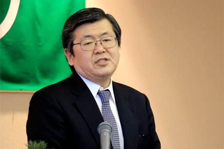 職員にあいさつする青木副村長