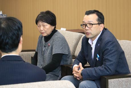 勝敏さんの思い出を話す