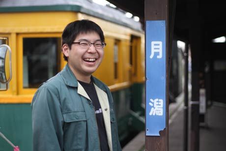 燕市に移住して社会人生活をスタートする今井さん、かぼちゃ電車を保存する旧月潟駅で