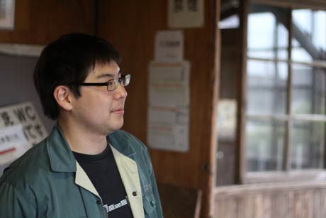  燕市に移住して社会人生活をスタートする今井さん、かぼちゃ電車を保存する旧月潟駅で