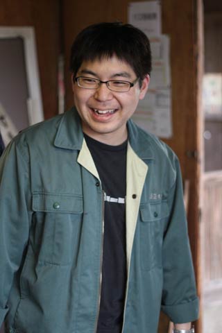  燕市に移住して社会人生活をスタートする今井さん、かぼちゃ電車を保存する旧月潟駅で
