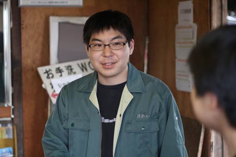  燕市に移住して社会人生活をスタートする今井さん、かぼちゃ電車を保存する旧月潟駅で