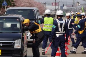 三条パール金属スタジアム前に開設された交通指導所でドライバーに交通事故防止を呼びかける国定市長ら