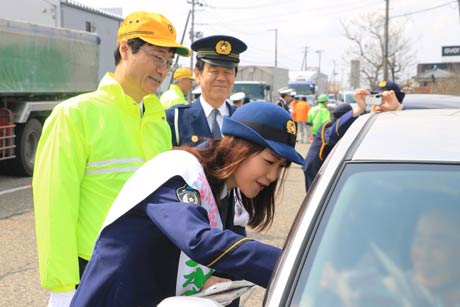 おいらん役の一日交通課長が鈴木市長、斉藤燕署長とともに街頭指導
