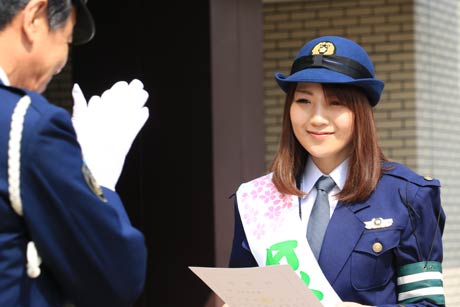 あこがれの女性警察官の制服を着て斉藤燕署長から1日交通課長のに名状を受け取る分水太夫役の霜鳥さん