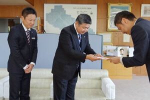 左から三条信用金庫の本田本店営業代理、西潟理事長、国定市長