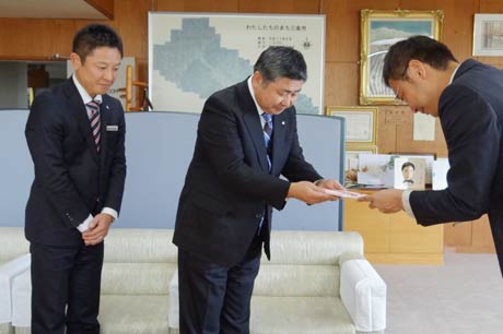 左から三条信用金庫の本田本店営業代理、西潟理事長、国定市長