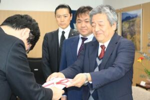 左から鈴木市長、日本金属ハウスウェア工業組合の本間副理事長、峯島副理事長、池田理事長