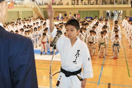 燕真空手塾の小池小5年皆川君が選手宣誓