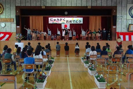 三条小学校ふるさと運動クラブの5、6年生が、「凧揚げ太鼓」を演奏して1年生を歓迎