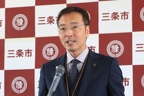  記者会見する国定市長