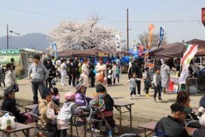 吉田ふれあい広場で開かれた「さくらフェス」
