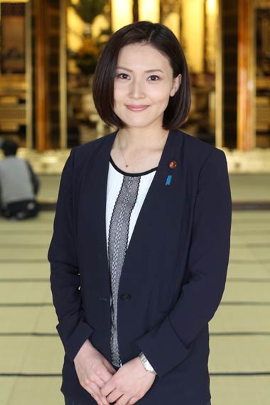 政治活動を再開後、初めて地元に入り三条マルシェに顔を出した金子恵美衆院議員