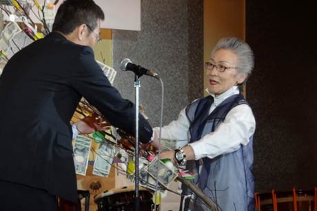 31周年チャリティパーティーで国定三条市長にまゆ玉の善意131,858円を手渡すスナックマンマの五十嵐さん