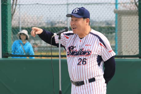 あいさつする元投手の井原慎一朗さん