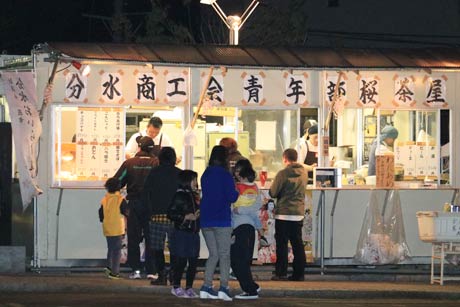 分水商工会青年部による観光案内所「桜茶屋」