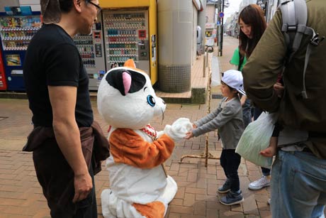 「ステージえんがわ」のキャラクターのネコの着ぐるみがデビュー