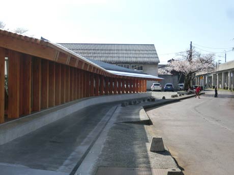 熊木俊耶さんが10日、弥彦神社で撮影。「本日、弥彦神社も満開でした。満開の桜越しの弥彦山は、新潟の春という感じで最高にきれいでした。」