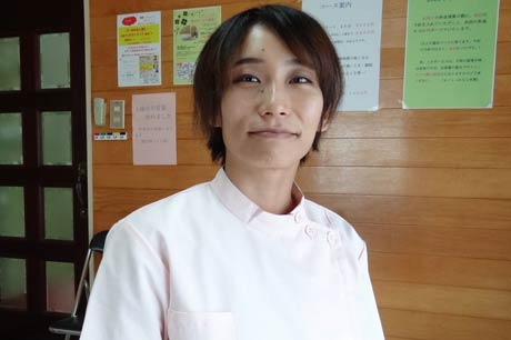 東日本大震災での自主避難がきっかけで燕市に開院した渡利整体院で施術する菅野春菜さん