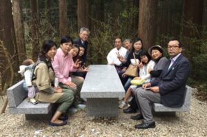 エムテートリマツの鳥部勝敏さんの遺志を継いで遺族が弥彦山登山口にベンチとテーブルを奉納