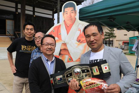 10日に三条マルシェに出店した「三条の英雄・ジャイアント馬場を名誉市民にする会」の会員、いちばん右が中條副会長
