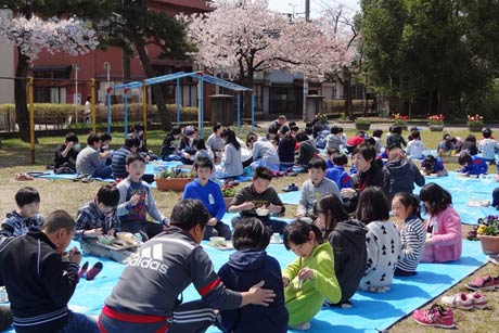 三条小学校で行われた最後のお花見給食