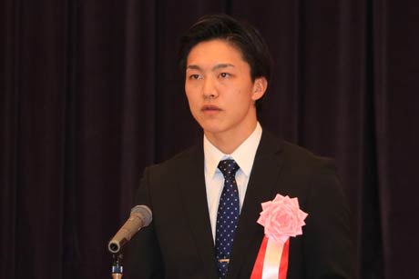 新入社員代表で謝辞を述べる小林さん