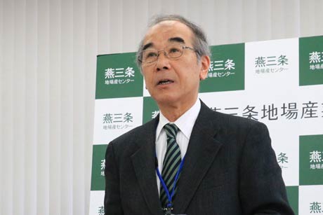 インフルエンザで公務を休んでいる理事長の鈴木燕市長のピンチヒッターで記者会見を行う塩浦専務理事