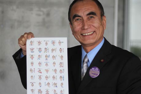 燕市議の長井さんと長井さんをモデルにしたLINEスタンプ「まゆげくん」