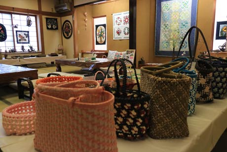 すし店「惣六」で開かれている手作り作品展「手のぬくもり　心にゆとり展」