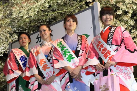 勢ぞろいした4人のおいらん役