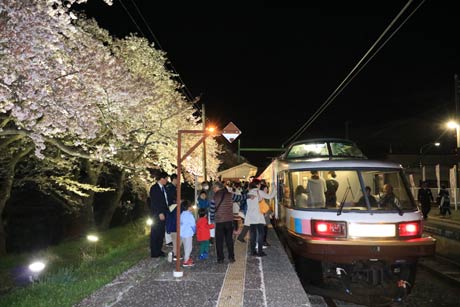 分水駅に到着したお座敷列車「NO.DO.KA」