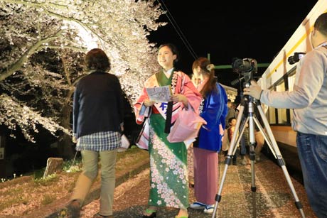  パンフレットを配布して分水おいらん道中をPRするおいらん役
