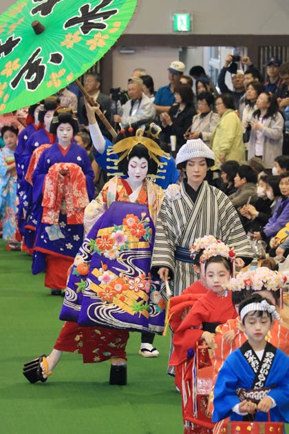 第74回分水おいらん道中で外八文字を披露する分水太夫の霜鳥さん