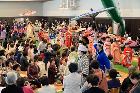 満員の会場を進む行列
