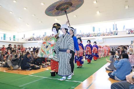  満員の会場を進む行列
